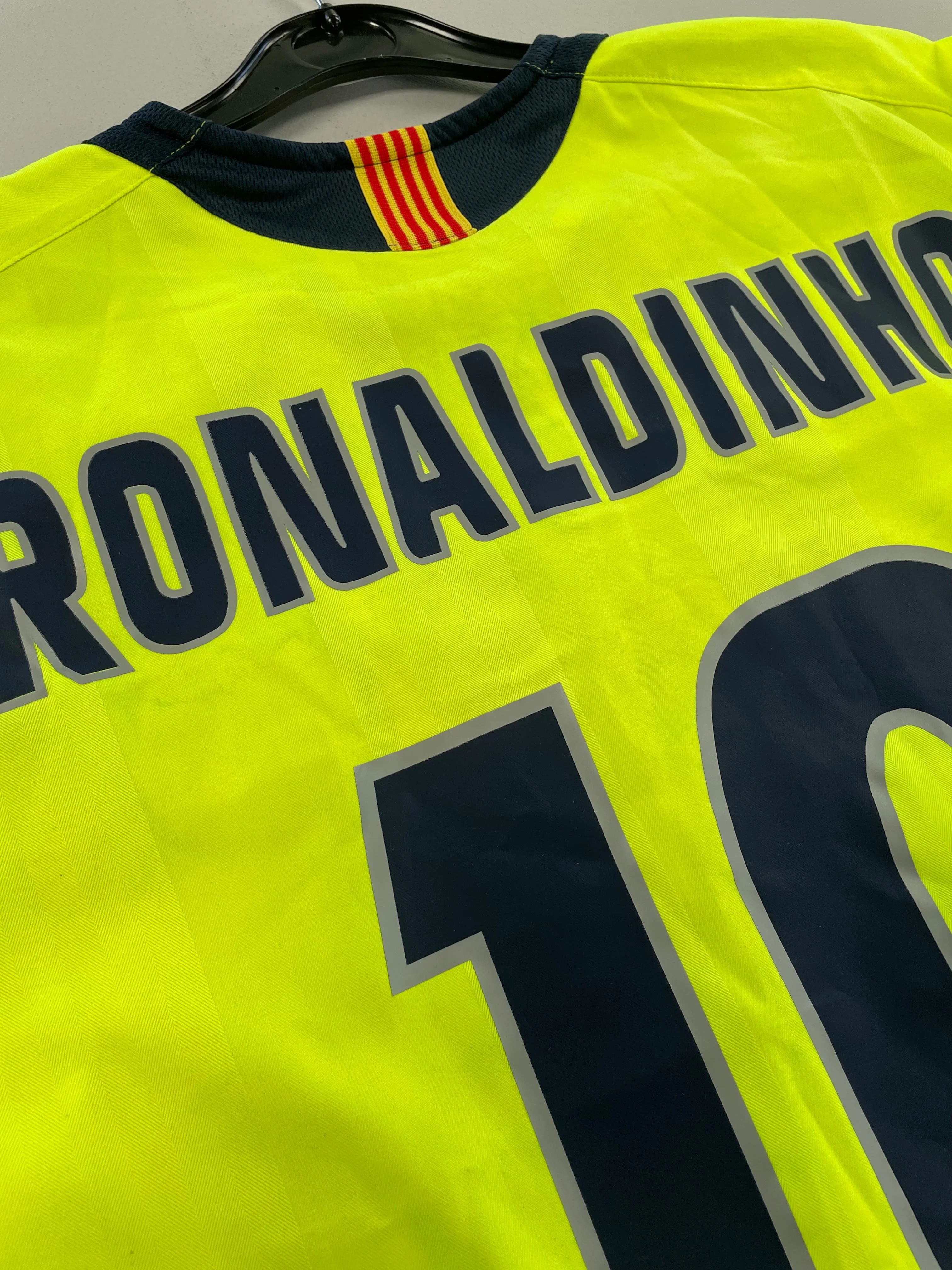 2005/06 Barcelona Ronaldinho #10 Away Shirt (XXL) Nike - Image 3