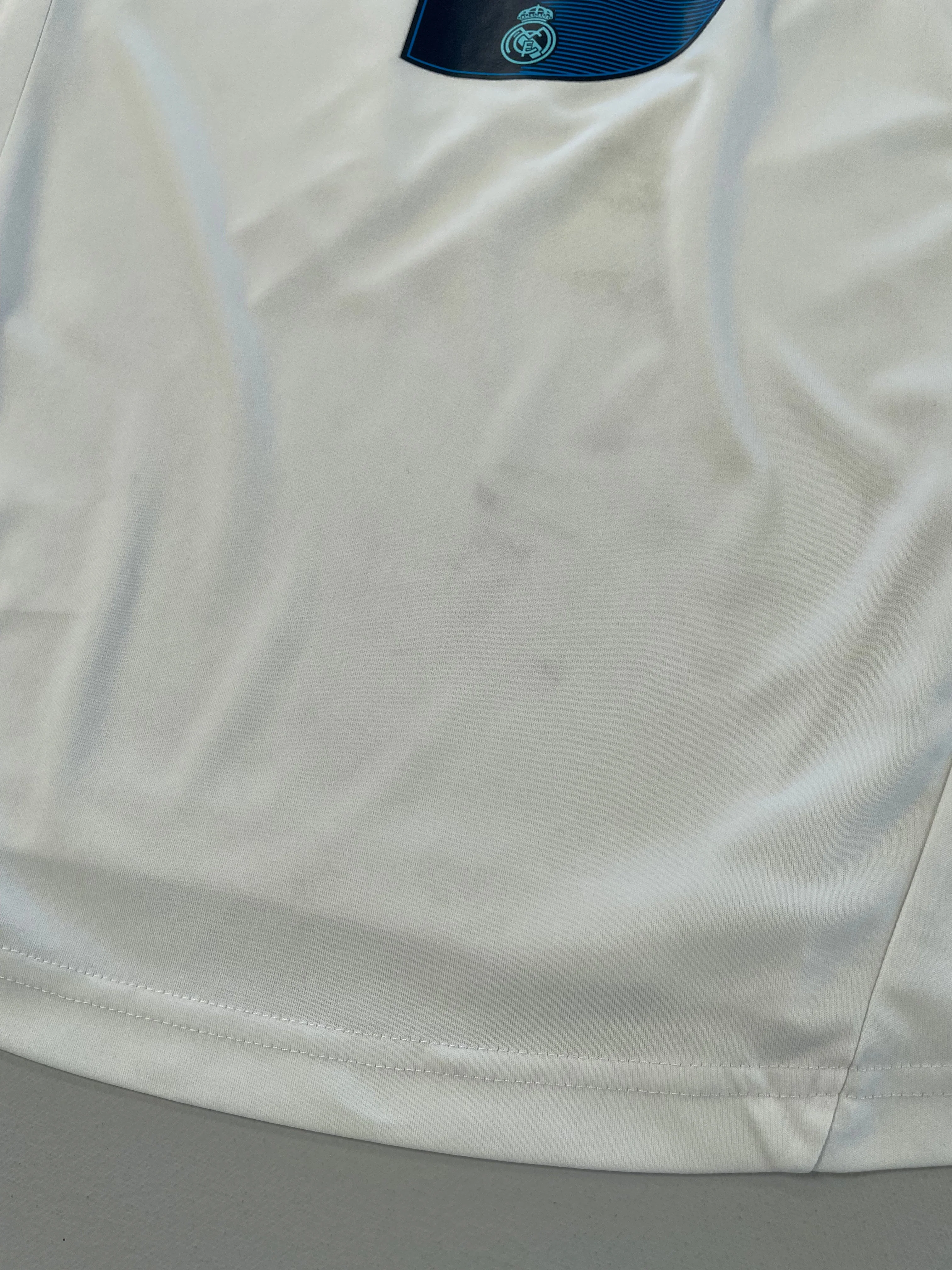 2012/13 Real Madrid Benzema #9 Home Shirt (M) Adidas - Image 4